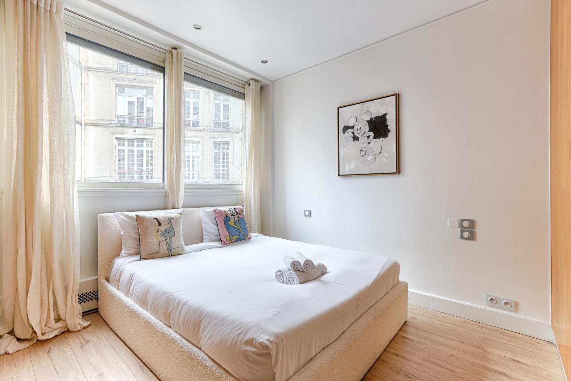 Luxury Montaigne Avenue 4p