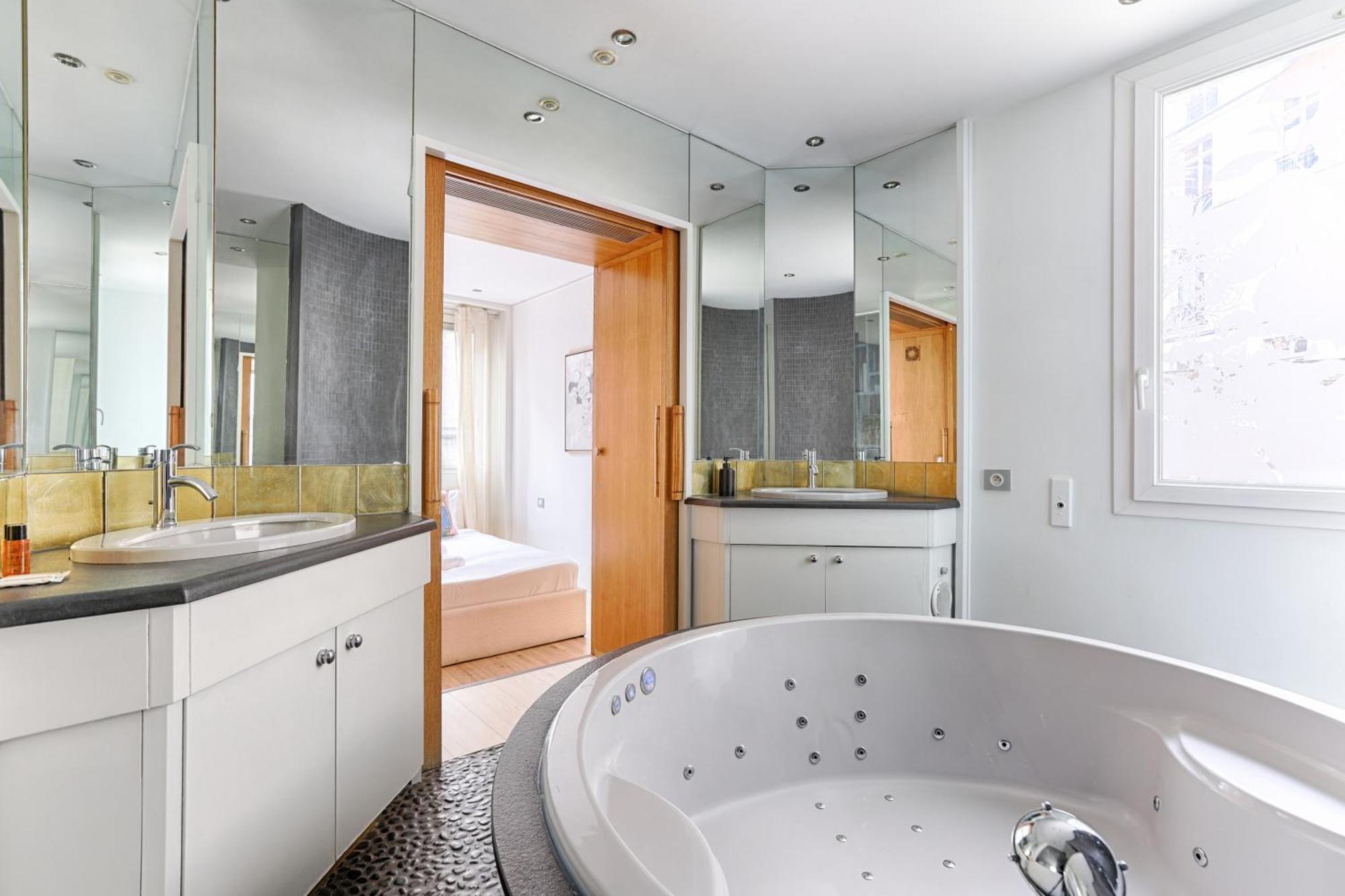 Luxury Montaigne Avenue 4p