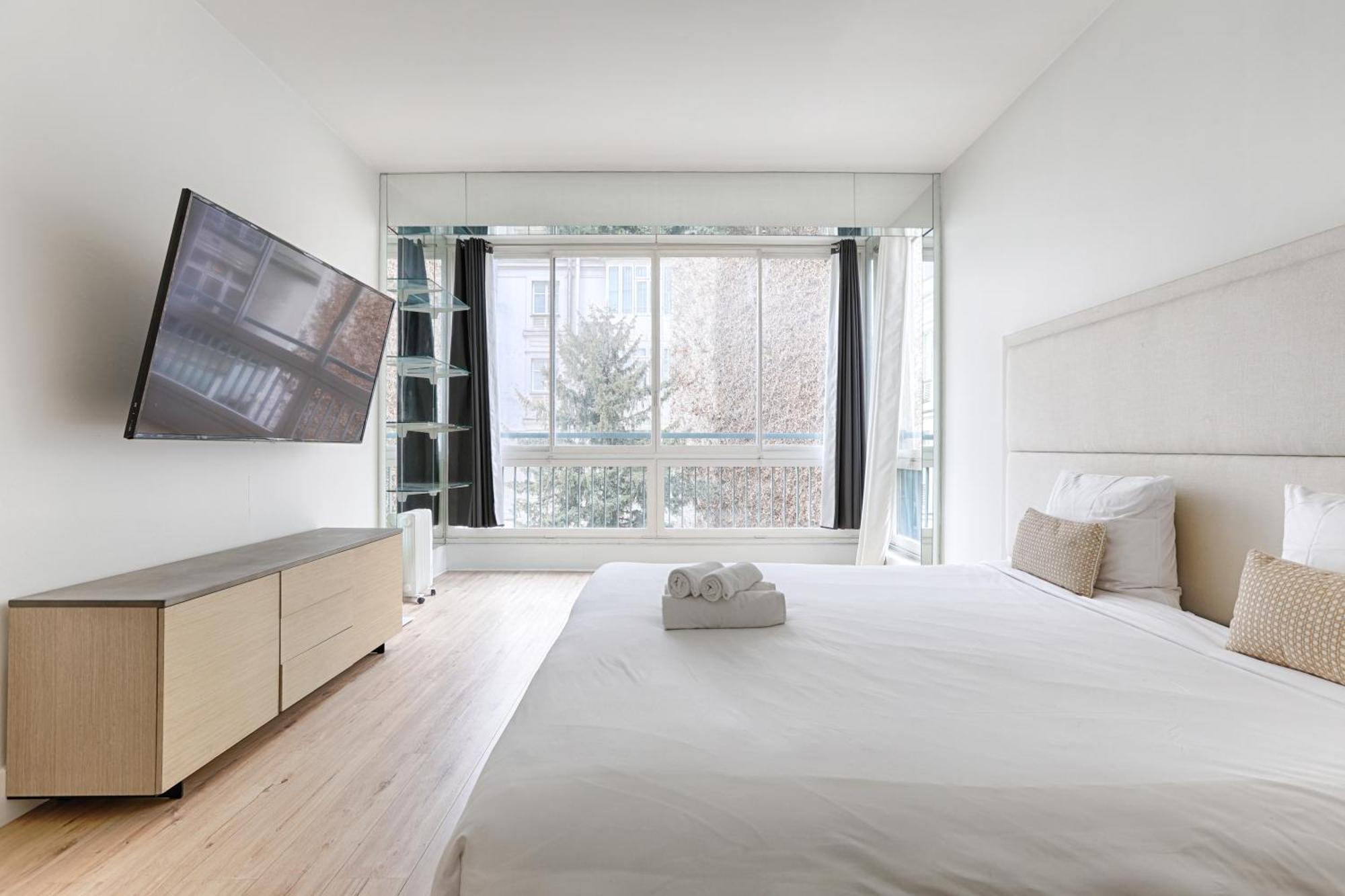 Luxury Montaigne Avenue 4p * Paris
